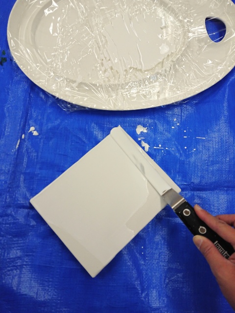 ジェッソを塗っている画像