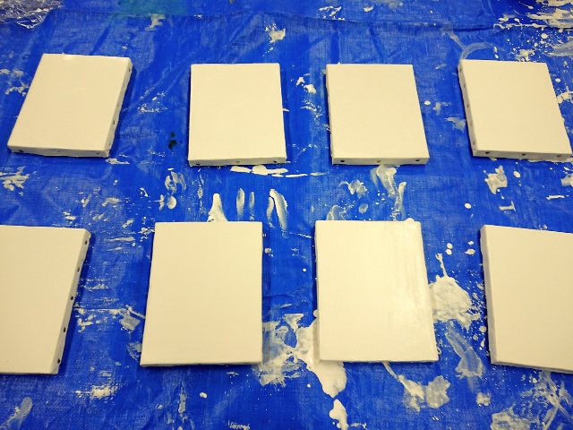 キャンバスを乾かしている画像