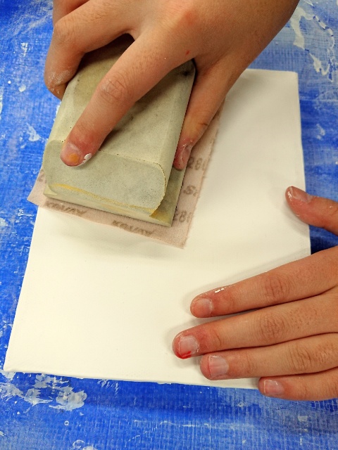 やすりで削っている画像